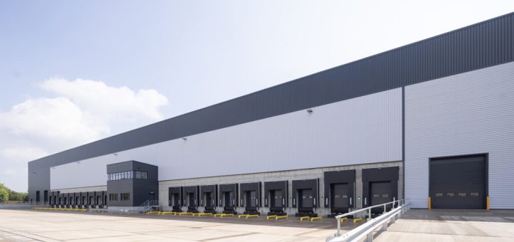 Technológia sekčných dverí v logistickom centre