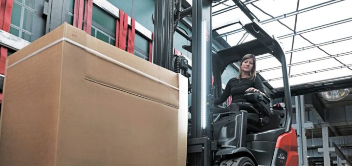 Vyvažovací vysokozdvižný vozík je kompaktný zázrak priestoru