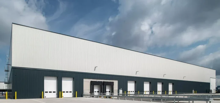 Sekcionálne dvere podporujú vysokú bezpečnosť logistiky