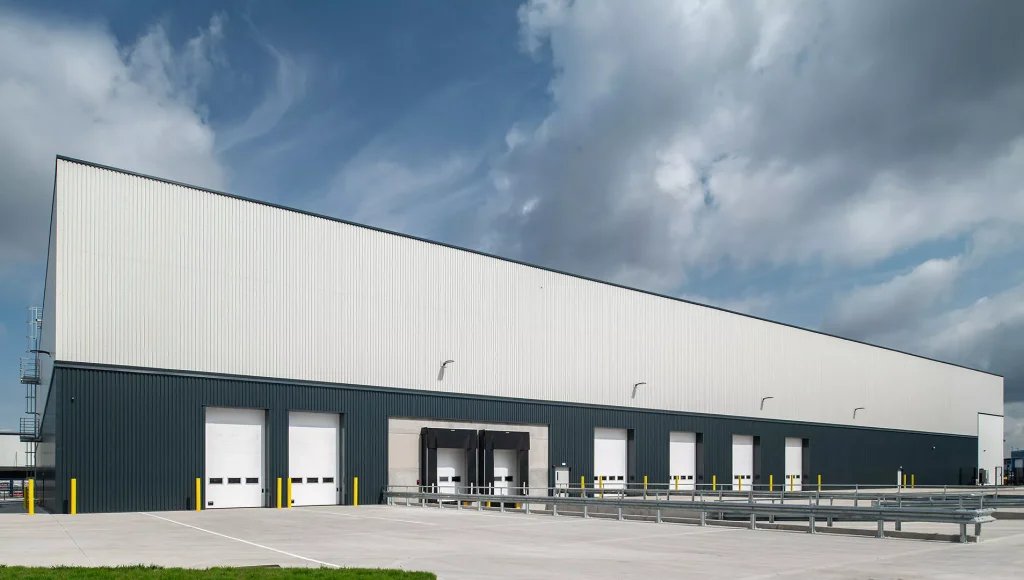 Sekcionálne dvere podporujú vysokú bezpečnosť logistiky