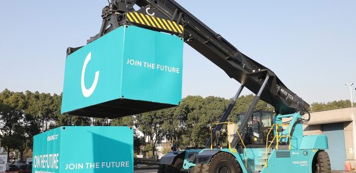 Nový Reach Stacker je elektrický