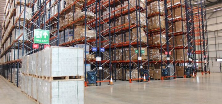 Nárast skladovania pred vrcholovou sezónou