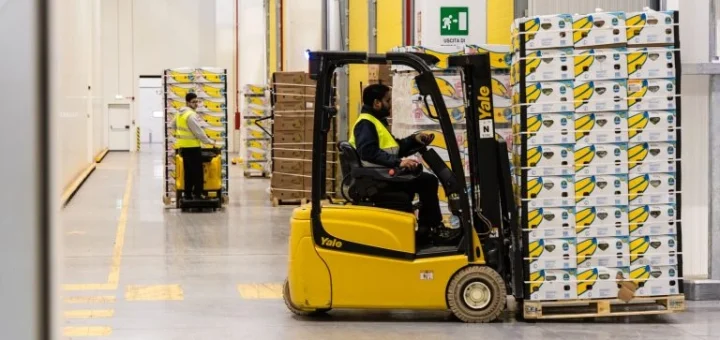 Vozový park vysokozdvižných vozíkov udržiava ovocie Chiquita čerstvé