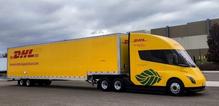 Prvý Tesla Semi vstupuje do ťažkej logistickej prevádzky