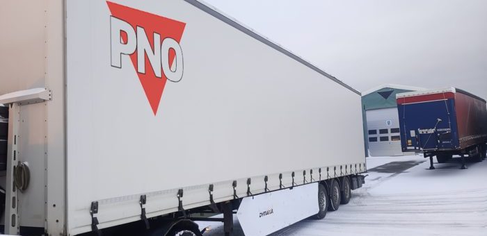Vylepšenie flotily pridáva bočné prahy na zníženie emisií nákladných vozidiel