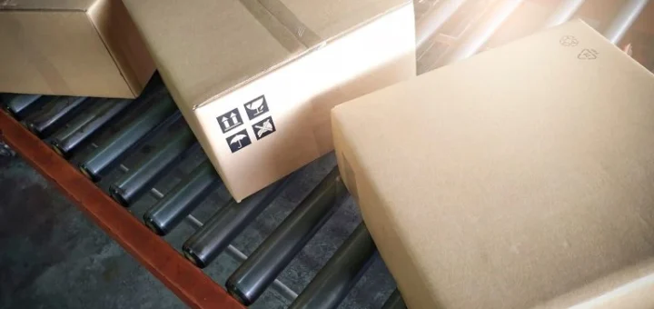 Valčekový dopravník udržiava krabice v pohybe