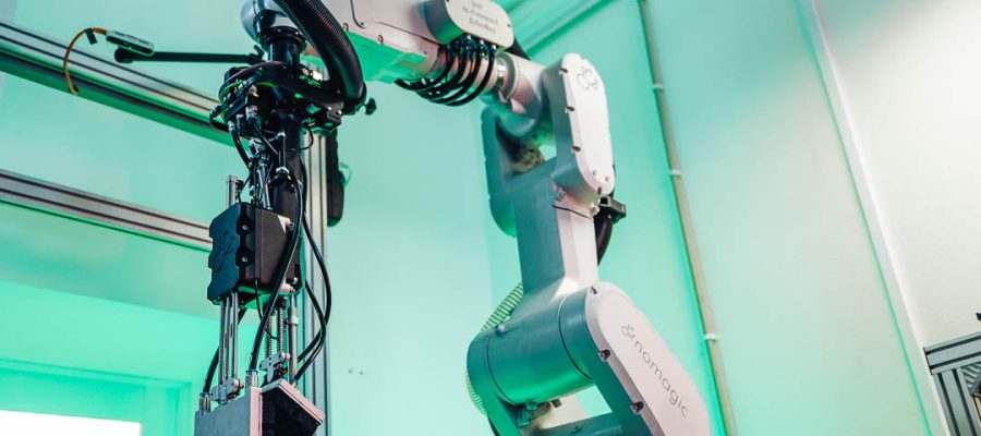 Fyzické AI riešenie na vyberanie 2-dielnych škatúľ na topánky