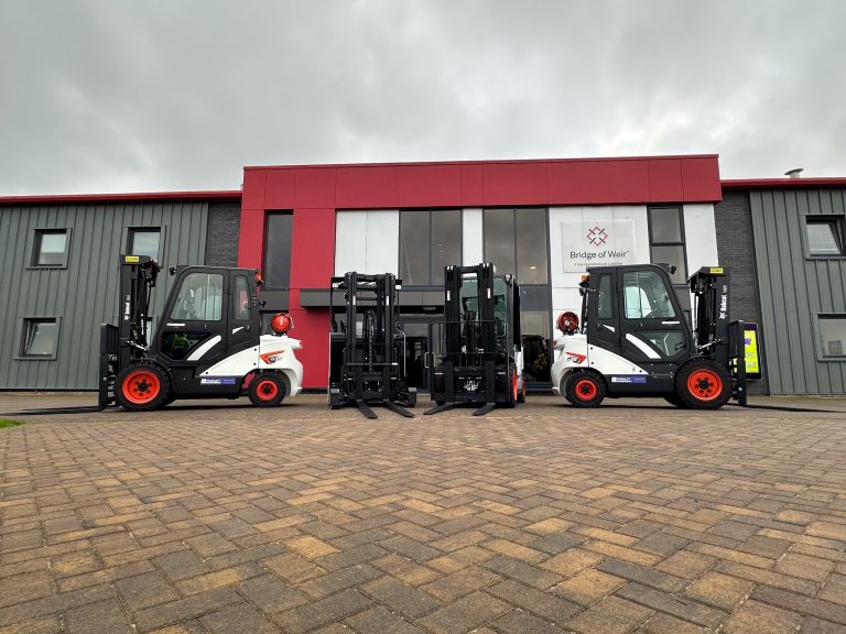 Kožená skupina dostáva podporu od vysokozdvižného vozíka